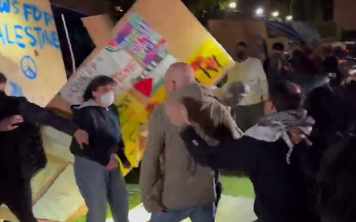 Zien: Pro-Israëlische demonstranten op de vuist met Palestina-aanhangers op UCLA