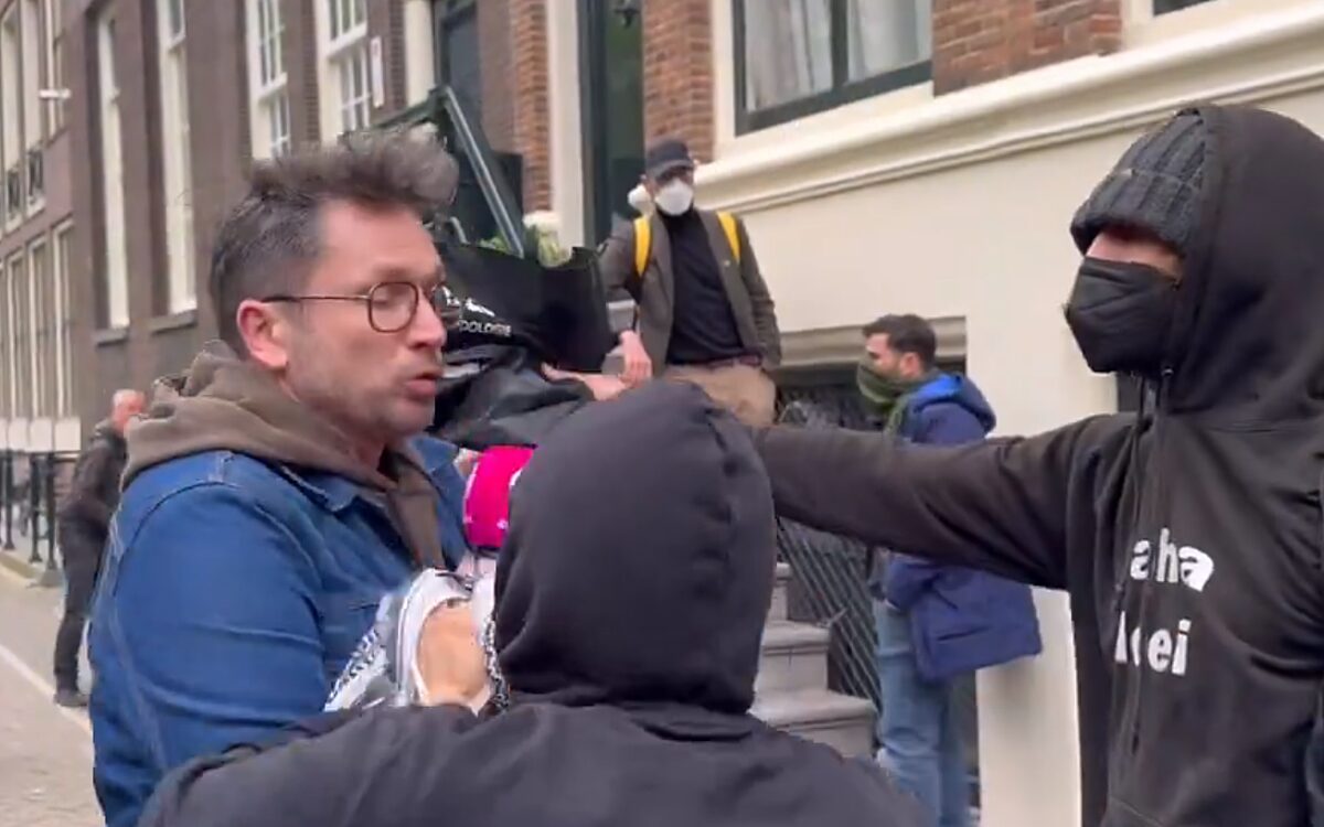 Presentator Tom Staal belaagd door UvA-demonstranten