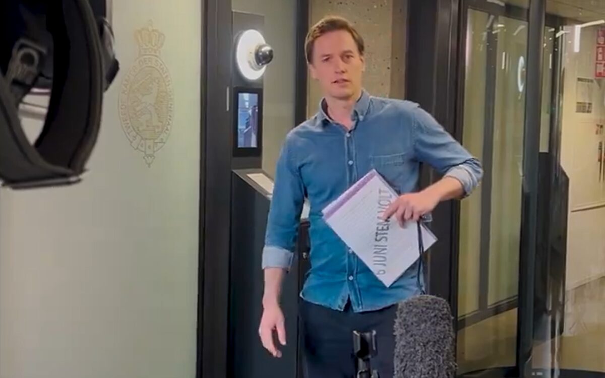 Laurens Dassen haalt grap uit en doet knipoog naar door PVV'er 'expres' gelekte formatiestukken
