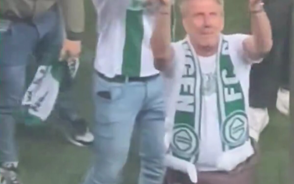 Video: Groningen-supporter doet Hitler-groet richting Roda JC-supporters