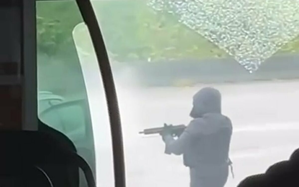 Video: Gedetineerde ontsnapt op Franse snelweg, minstens drie bewakers doodgeschoten
