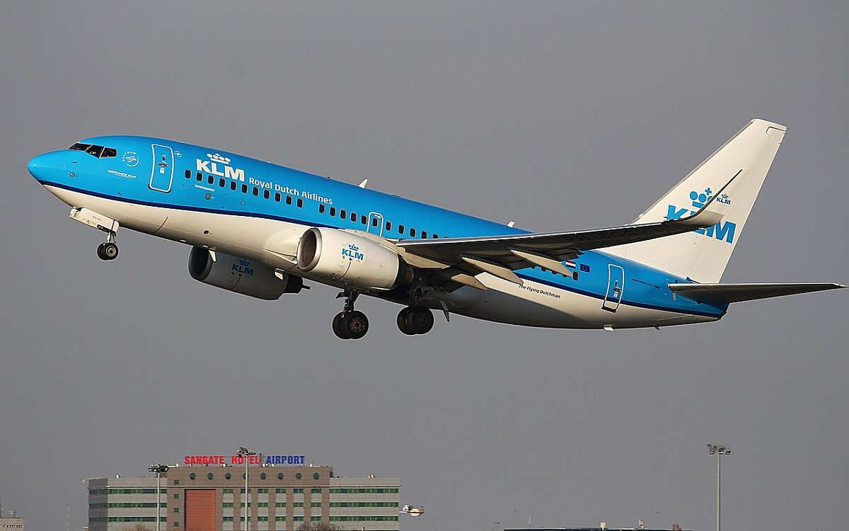 Persoon overleden door draaiende vliegtuigmotor op Schiphol