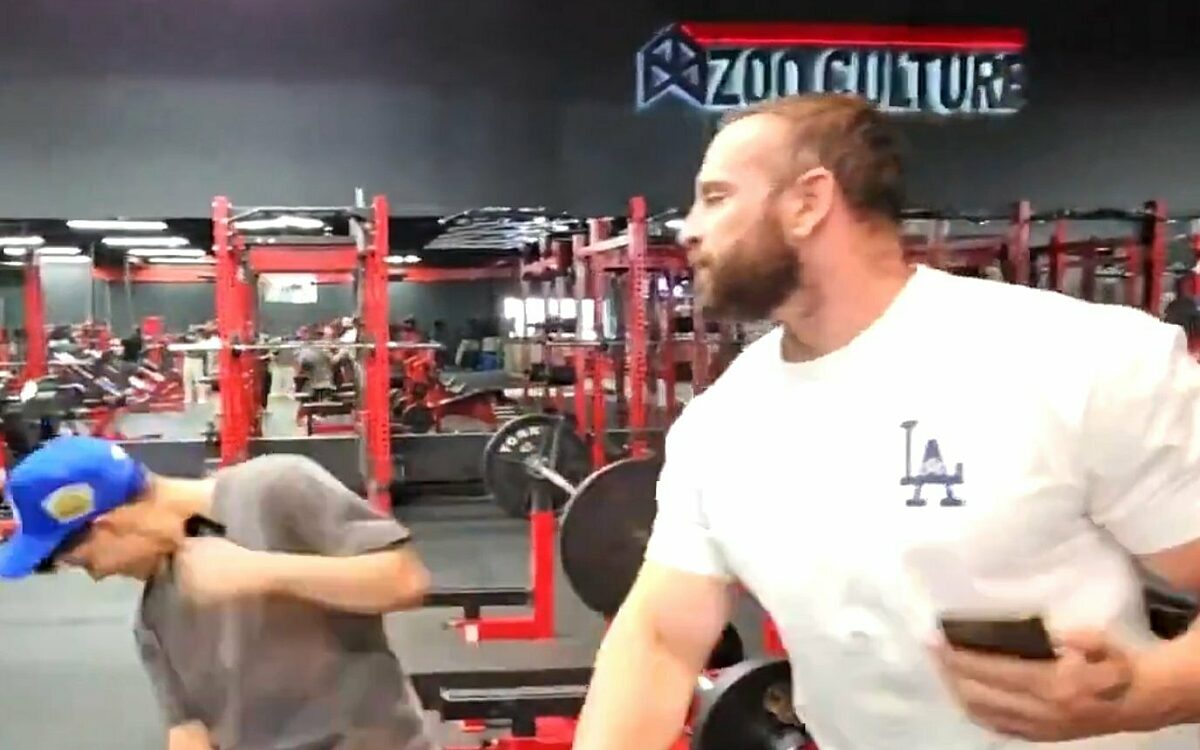 Bodybuilder Bradley Martyn slaat streamer nadat hij zijn pet afpakte