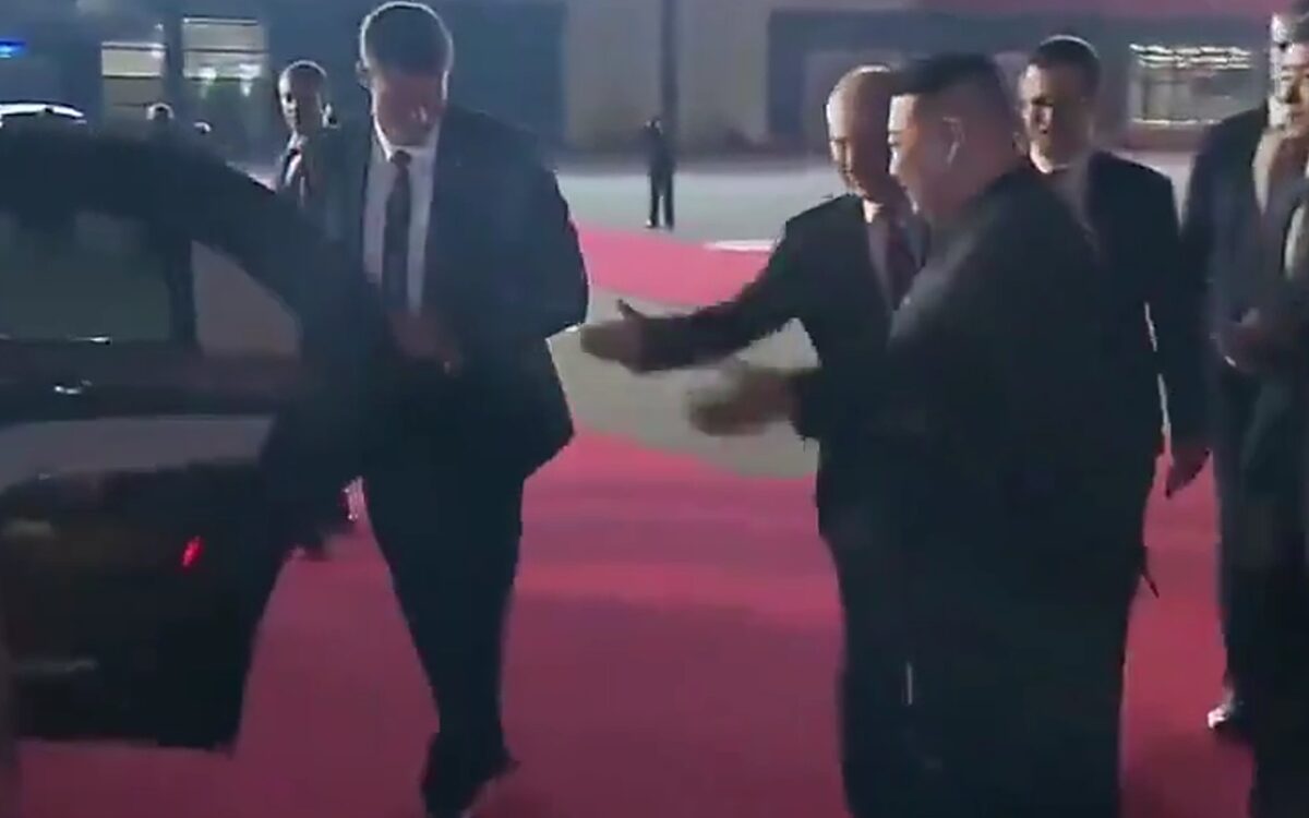 Kim Jong-Un en Poetin komen er niet uit: wie gaat als eerste de auto in?