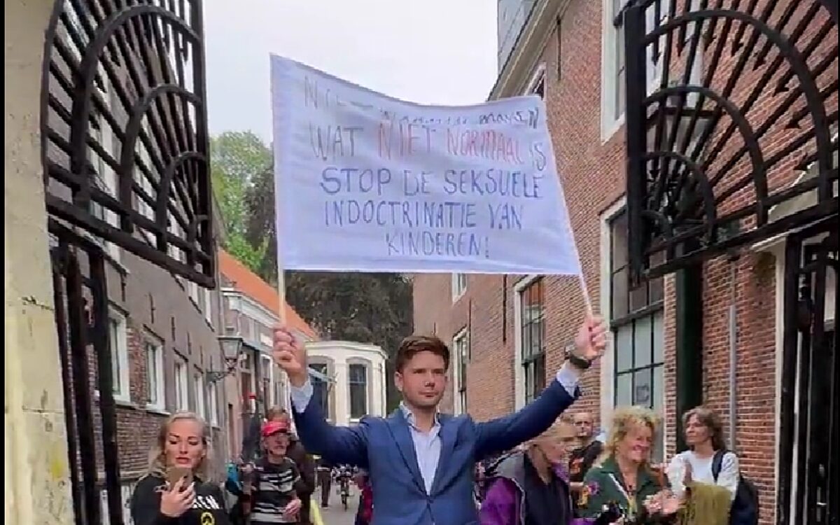 VIDEO – Tientallen demonstranten bij voorleessessie door dragqueen: ‘Seksuele indoctrinatie’