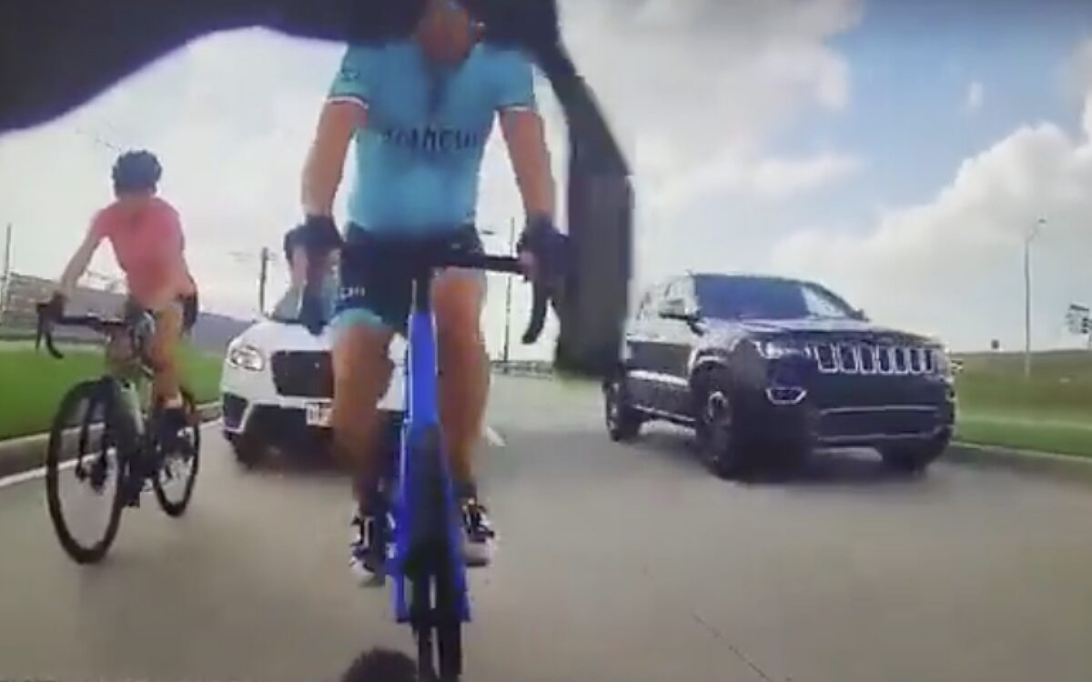 Bizarre video laat zien hoe wielrenners worden overreden door vermoedelijk dronken bestuurder