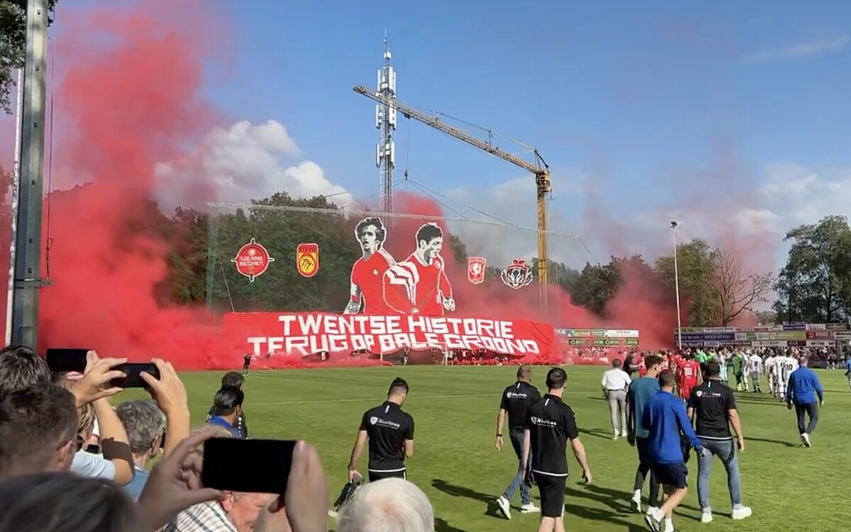Meerdere gewonden bij oefenduel FC Twente door neerstorten groot spandoek