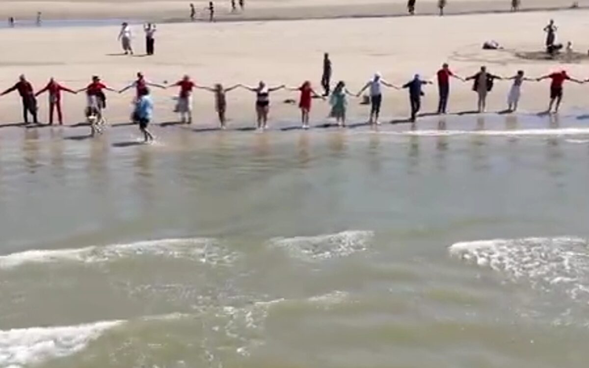 Video: Tienduizenden mensen vormen 'climate-chain' langs de Nederlandse kust