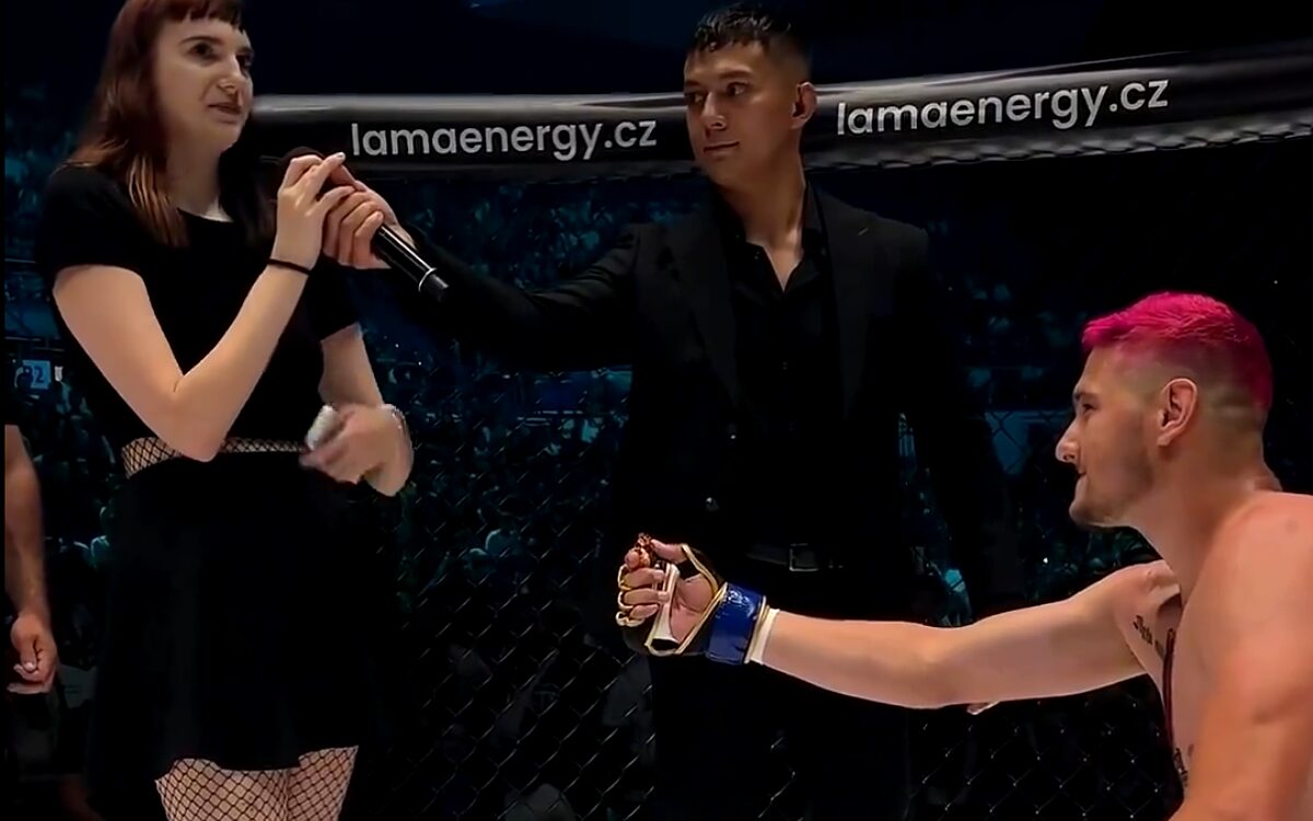 MMA-vechter vroeg zijn vriendin ten huwelijk na verloren gevecht en werd afgewezen in het bijzijn van 20.000 fans