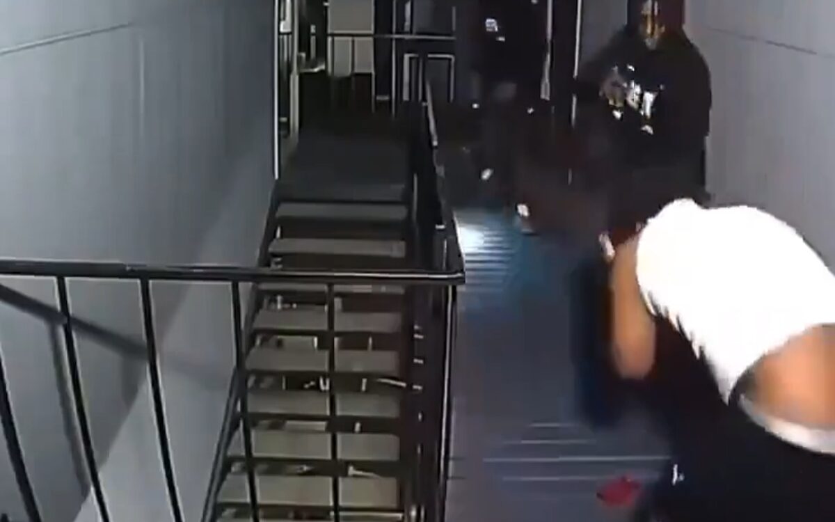 Video: Meisje redt haar vriend van een overval door een machinegeweer op twee gewapende overvallers te richten