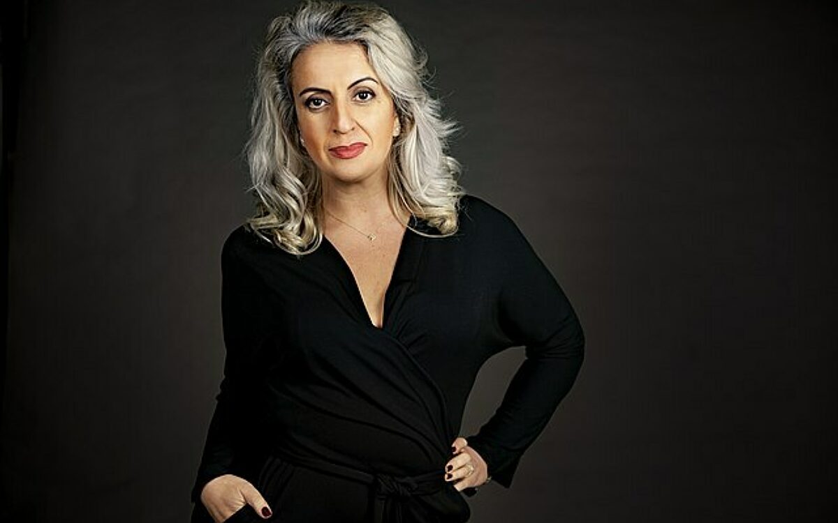 Oud-Kamerlid Nilüfer Gündoğan demonstreert met haar groep tegen de beëdiging van het nieuwe kabinet