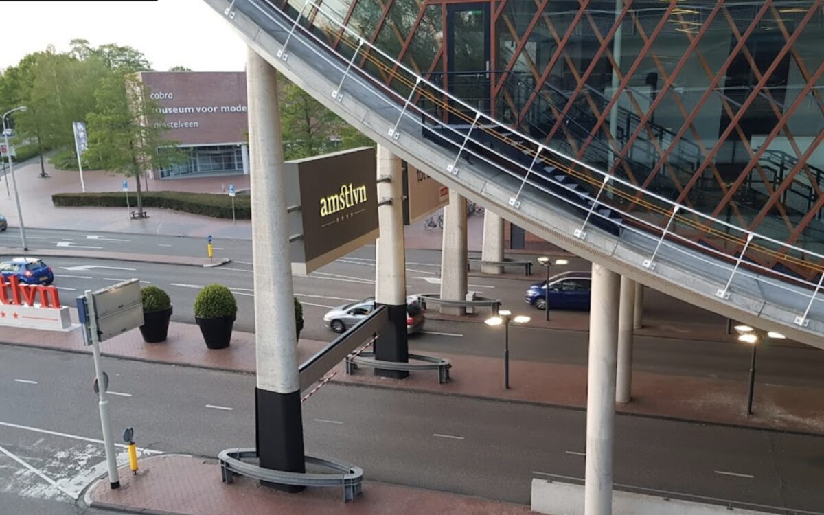 Automobilist raakt de macht over het stuur kwijt en rijdt bijna van viaduct in Amstelveen