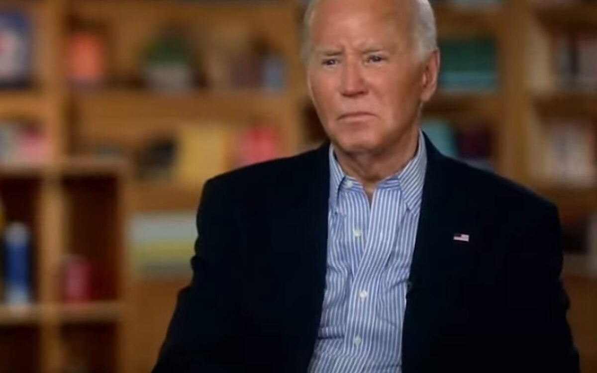 Presentatrice stelde president Biden vragen die waren opgesteld door zijn eigen campagneteam
