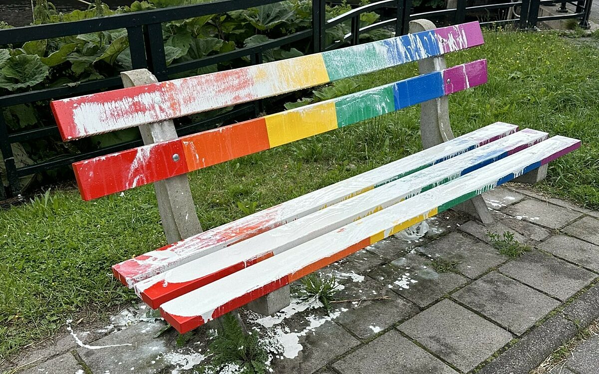 Drie Groningse regenboogbankjes besmeurd met verf: ‘Ongelofelijk’