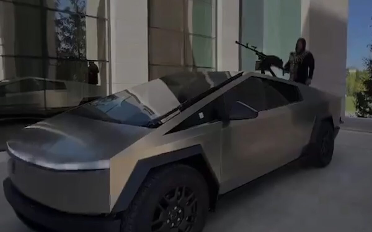 Zien: Tsjetsjeense leider Kadyrov rust Tesla-truck uit met machinegeweer voor oorlog