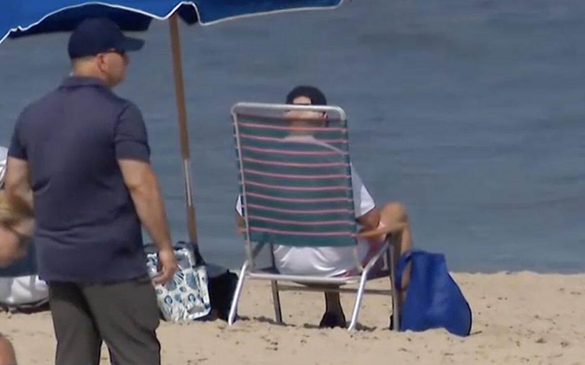 Trump boos op Biden omdat hij sliep op het strand