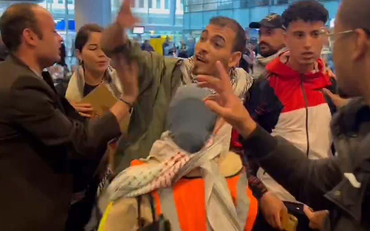 Zien: Ouderen met Israëlische vlag worden aangevallen op centraal station in Den Haag