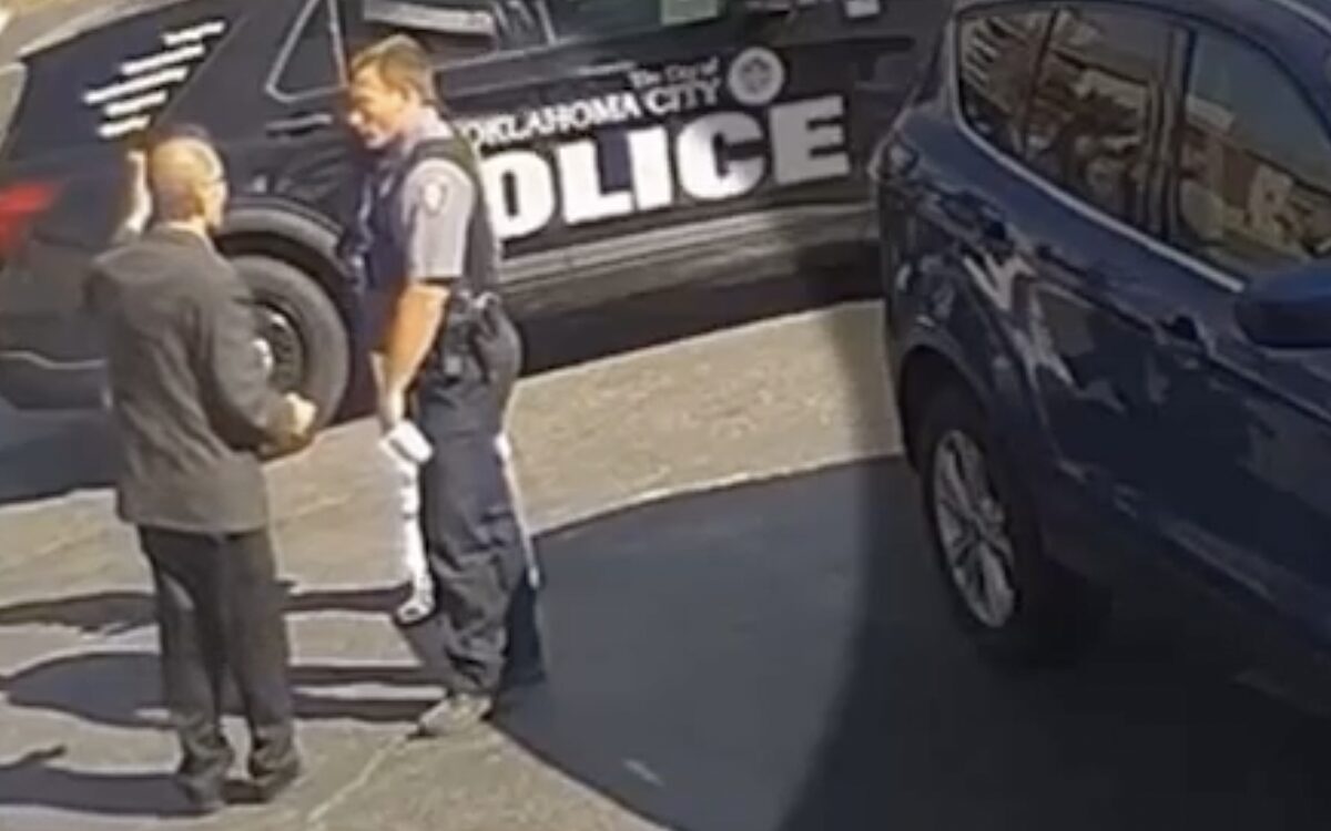 Politieagent in Oklahoma werpt 71-jarige man op de grond