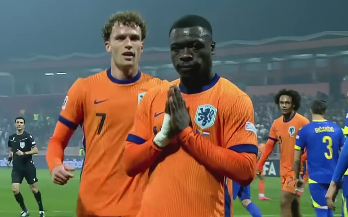 Ophef: Kijkers geïrriteerd door gedrag van twee spelers Nederlands elftal tijdens Wilhelmus