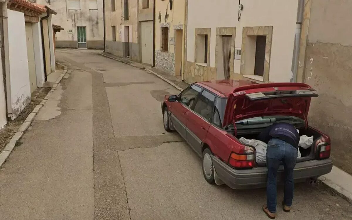 Google Street View-foto toont man die vermoedelijk een lijk in zijn kofferbak stopt