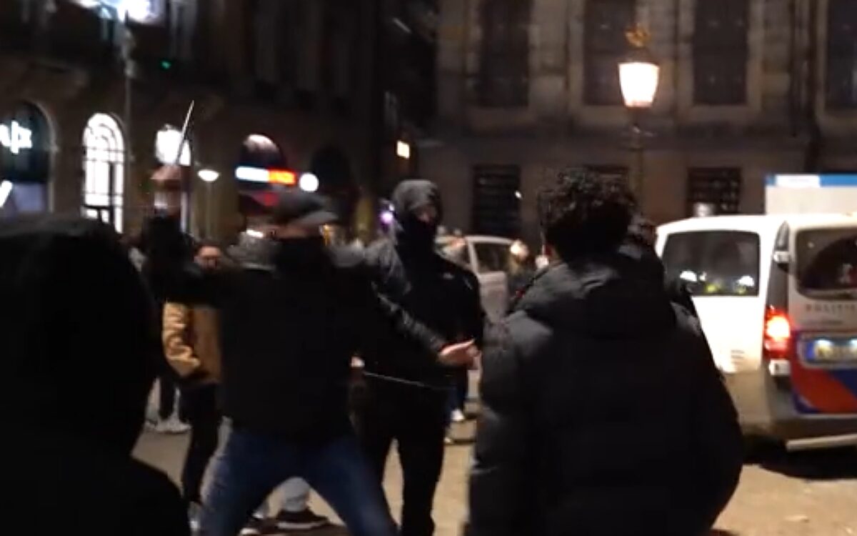 Knuppelgeweld op de Dam: reljongeren gaan beurs het nieuwe jaar in na optreden van politie (VIDEO)