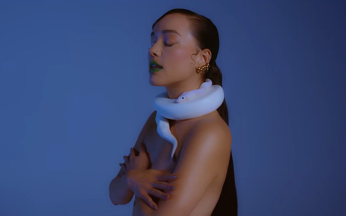 VIDEO - Bibi Breijman gaat uit de kleren voor nieuwe single