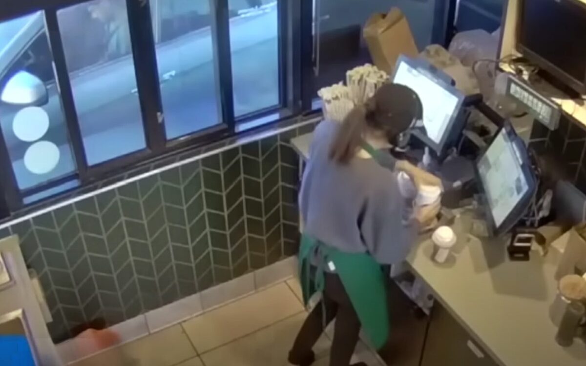 Video: Geslachtsdeel van bezorger misvormd na bizar incident bij Starbucks