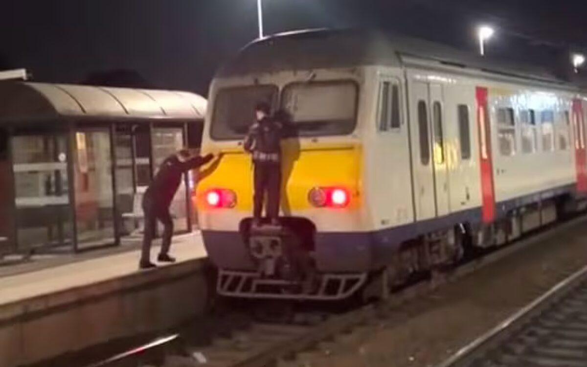 Woede om roekeloze jongeren die aan rijdende trein hangen: 'Gespuis!'