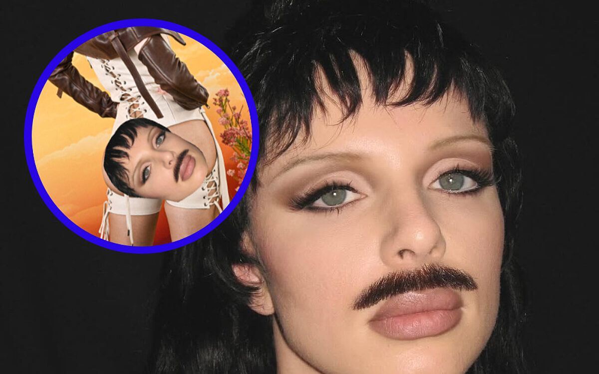Julia Fox trakteert Coachella-publiek op een 'kontroversieel' uitzicht met outfit zonder achterkant