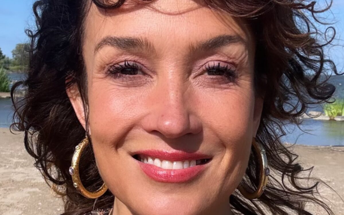 Katja Schuurman kruipt voor de lens in geboortehemd voor FHM-jubileum