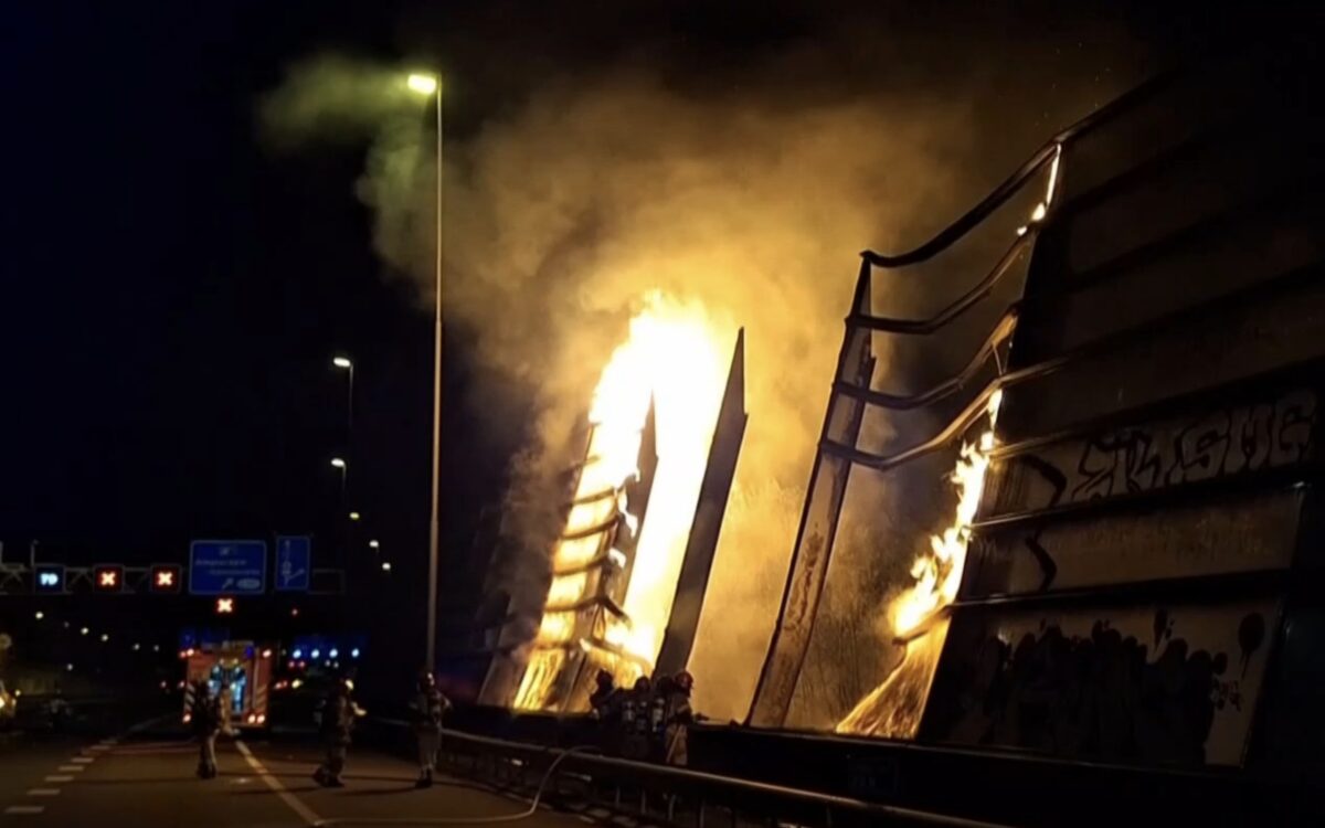 Felle brand verwoest deel geluidswal bij A10 Amsterdam