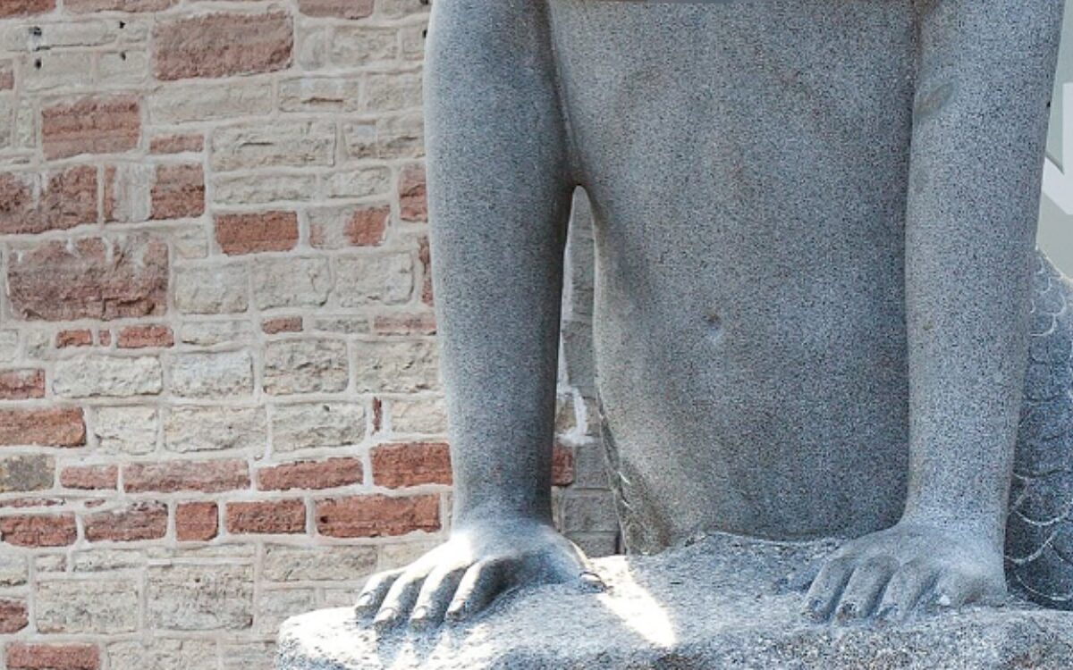 Rondborstig standbeeld moet plat na 'body positivity'-kritiek in Denemarken