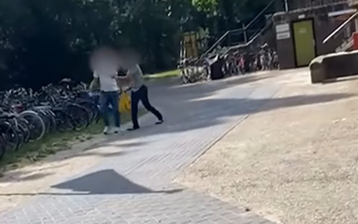 Asielzoeker slaat auto's azc-personeel aan gort op parkeerplaats