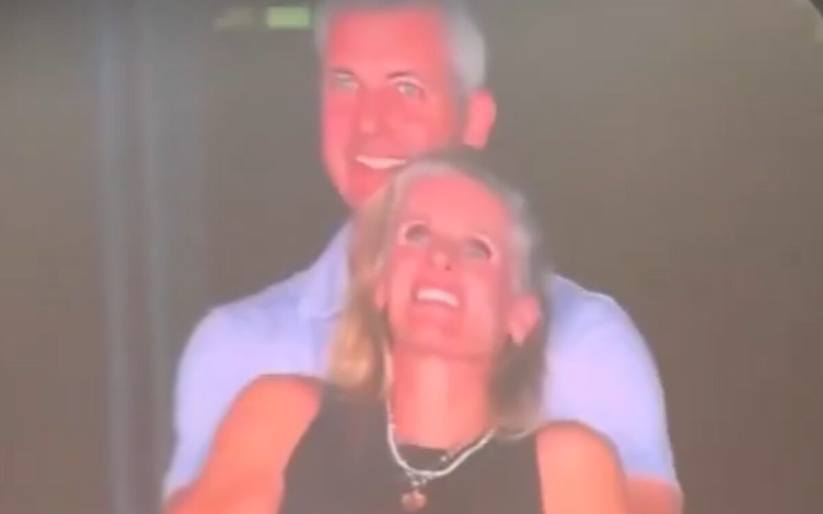 Vrouw op Coldplay-kisscam vraagt scheiding aan na virale video