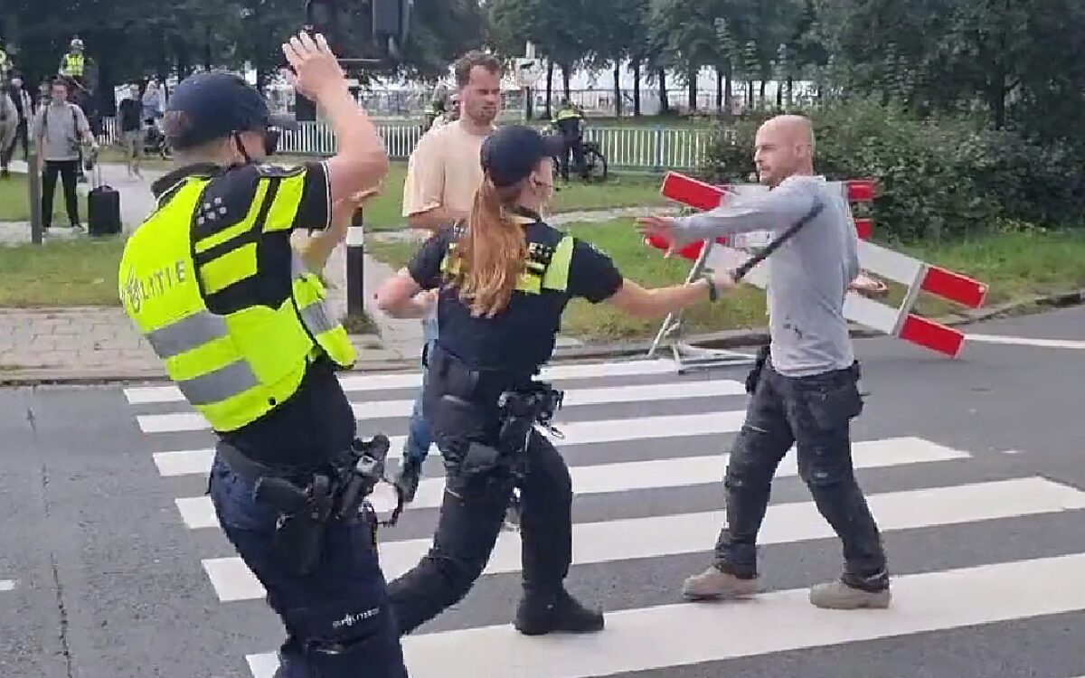 Man is klaar met A12-blokkade en stapt op demonstranten af, politie dreigt met vuurwapen