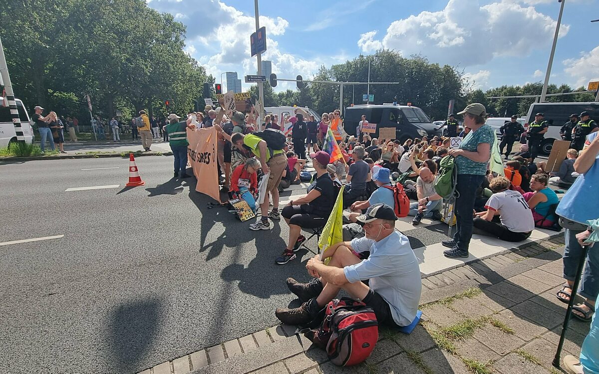 Dag 6 van A12-blokkade: beelden van boze omstanders en aanhouding