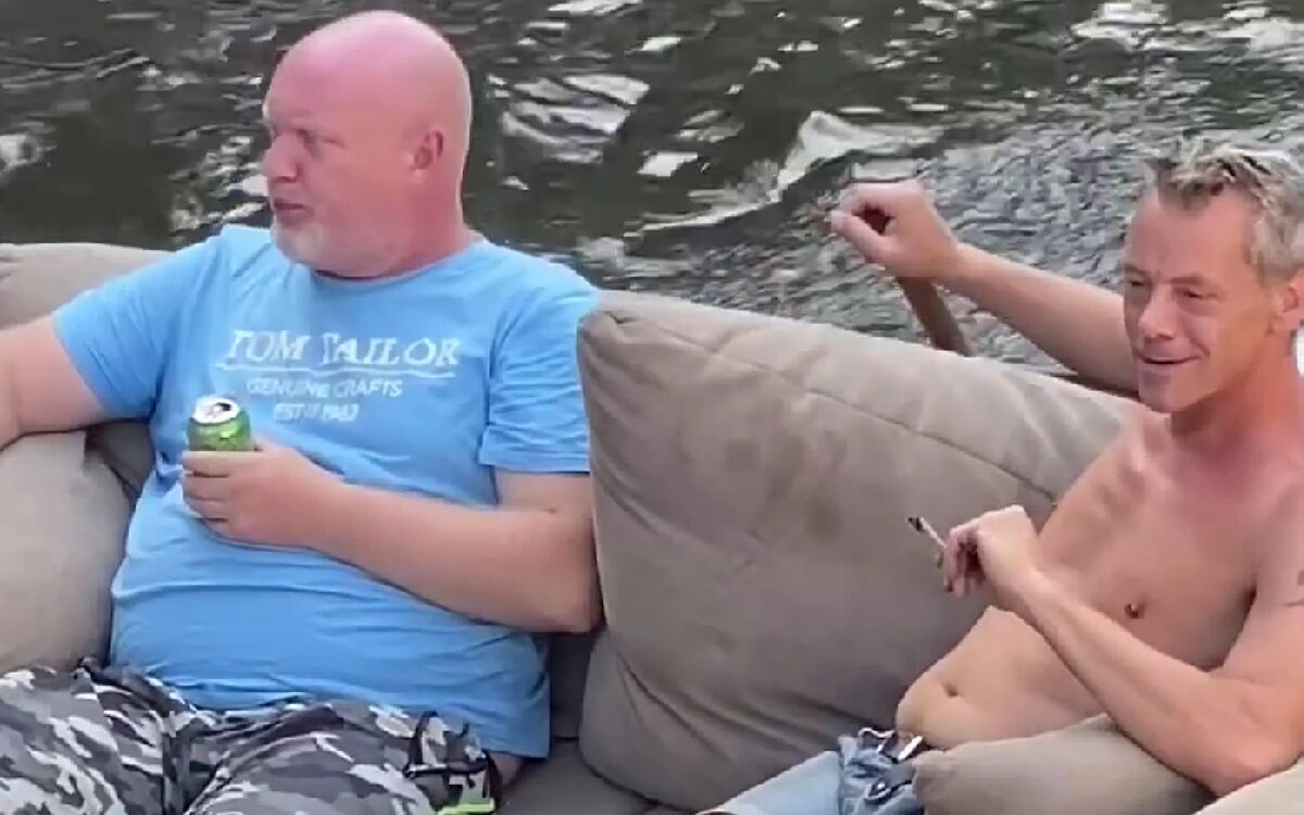 Zien: Levensgenieters roken jointje tijdens rondvaart op ‘de scheve schuit’