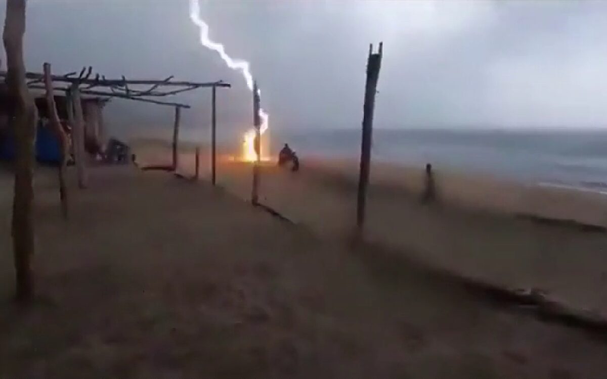 Beelden: blikseminslag doodt twee toeristen op Mexicaans strand