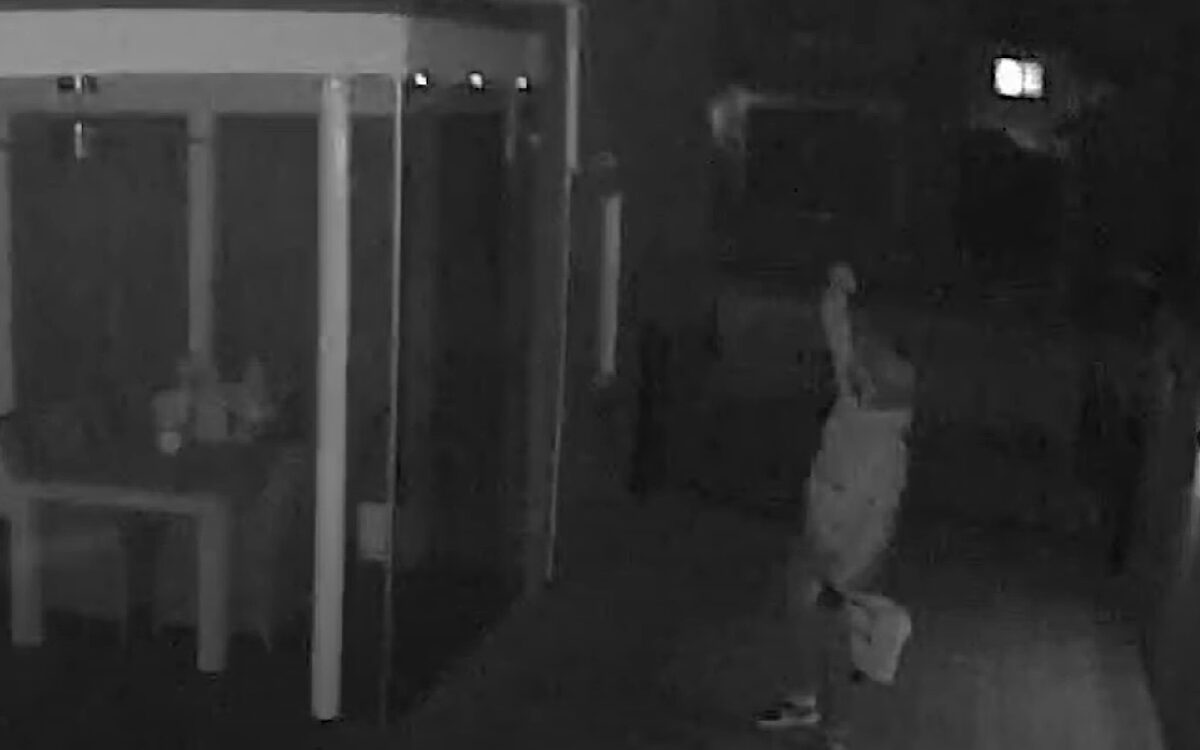 Beelden: woninginbraak mislukt door rookgordijn, twee mannen gezocht
