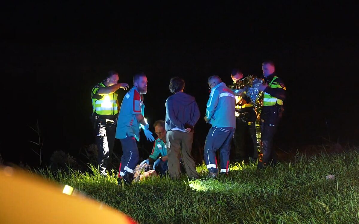 Dronkenlap belandt in kanaal tijdens plasstop