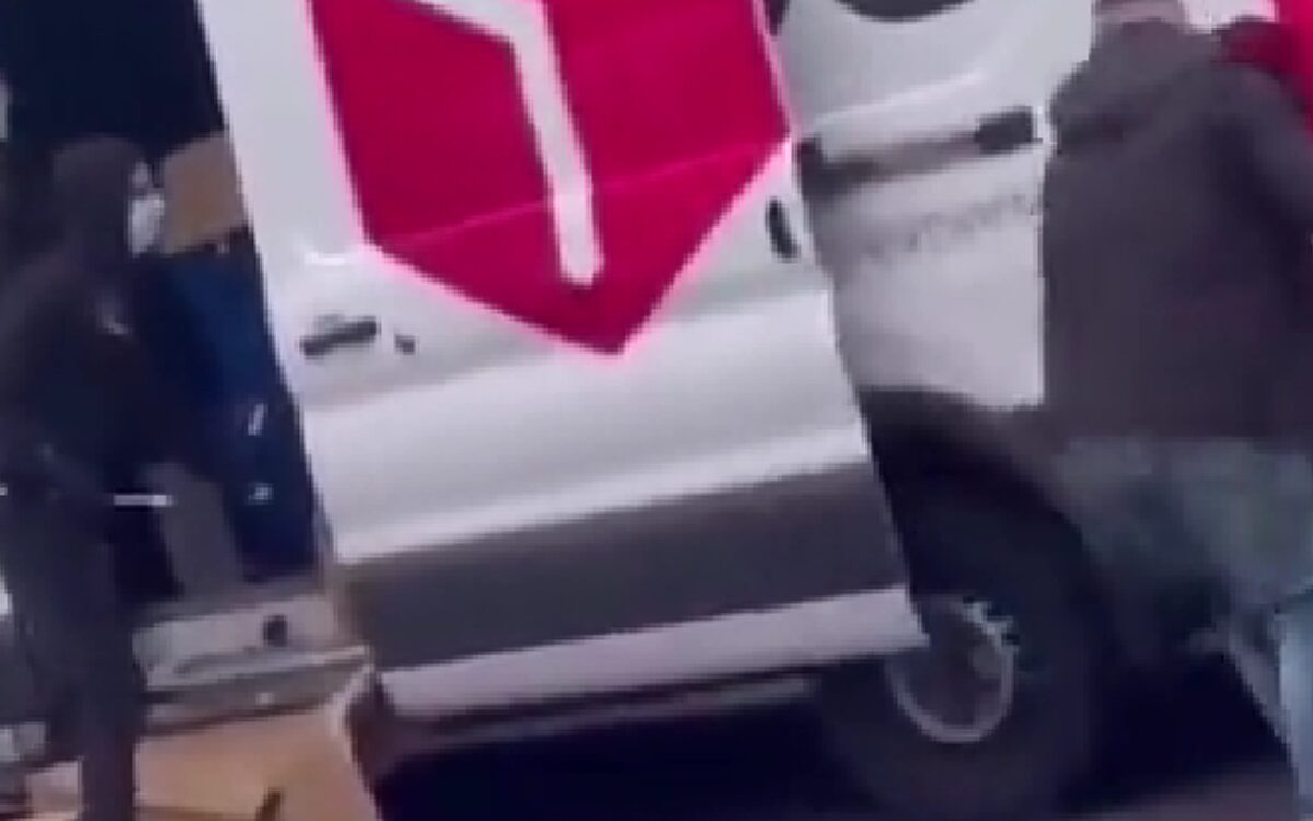 Bizarre beelden: DPD-bus leeggeroofd in Londen
