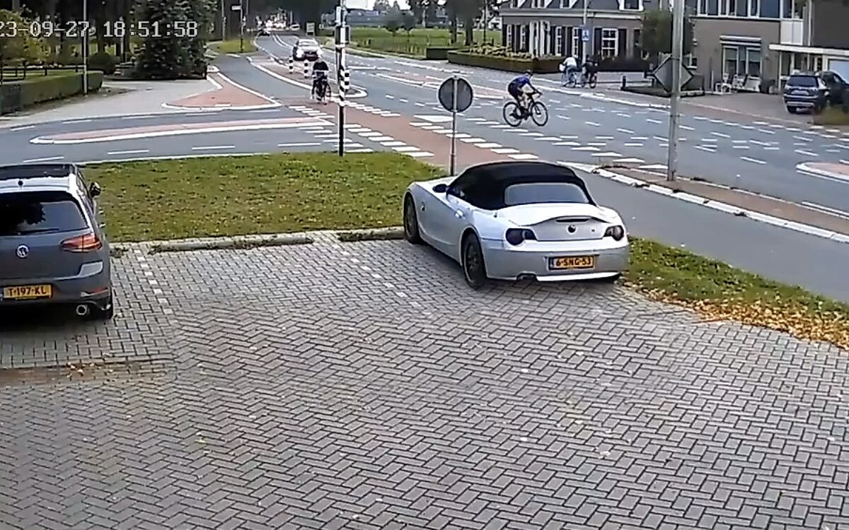 Auto in Doornspijk schept wielrenner die verkeerde inschatting maakt tijdens het oversteken