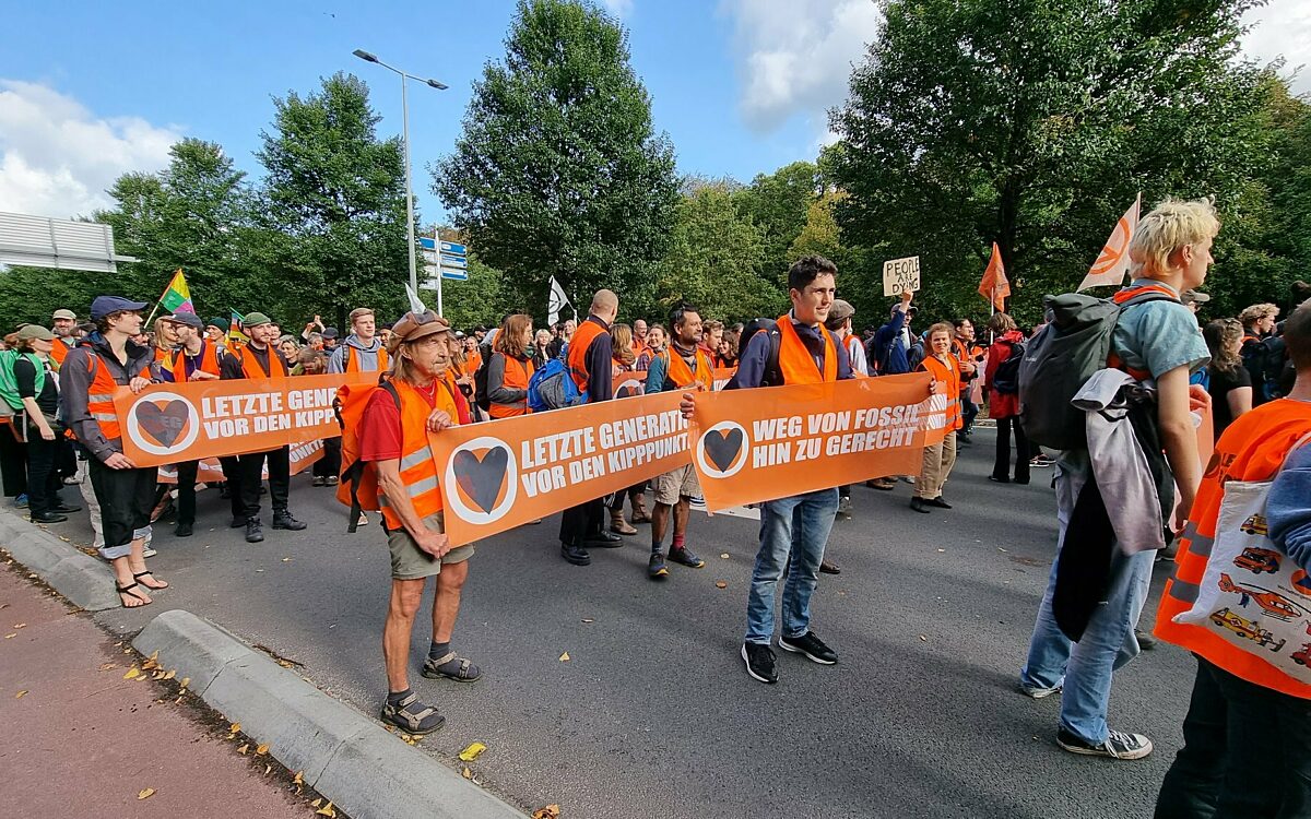 Beelden: Duitse klimaatactivisten sluiten aan bij A12-blokkade, politie grijpt meteen in
