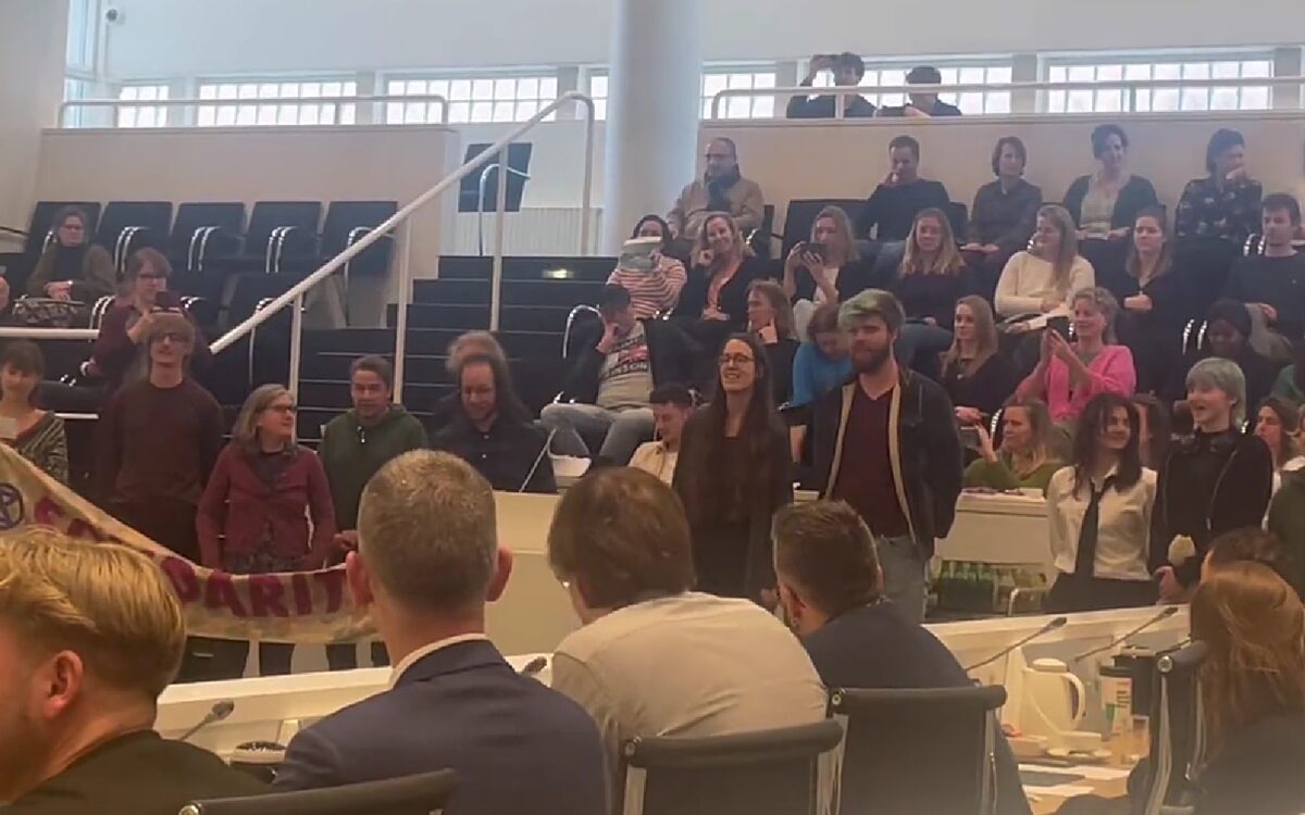 Extinction Rebellion verstoort gemeenteraadsvergadering Rotterdam met speech