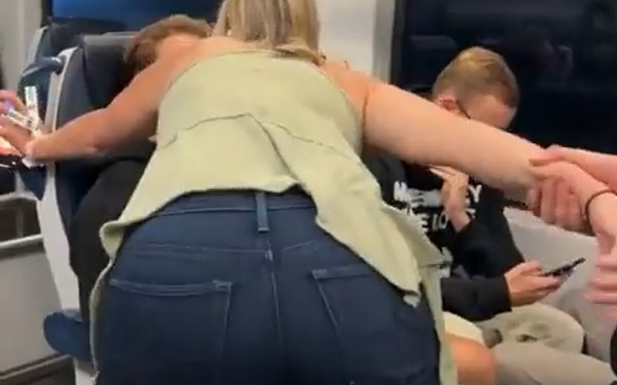 Dronken vrouw (30) woedend op Duitse toeristen in de trein: ‘Rot op uit de VS’