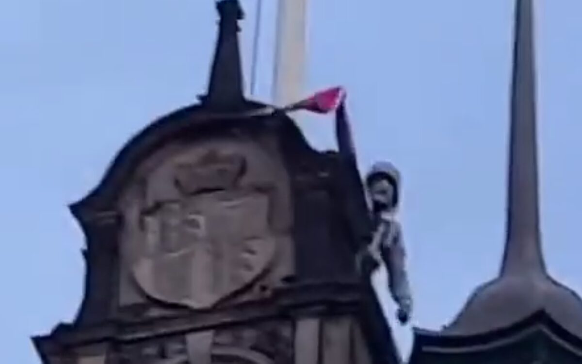 Video: pro-Palestina-activist beklimt gemeentehuis Sheffield en haalt Israëlische vlag naar beneden