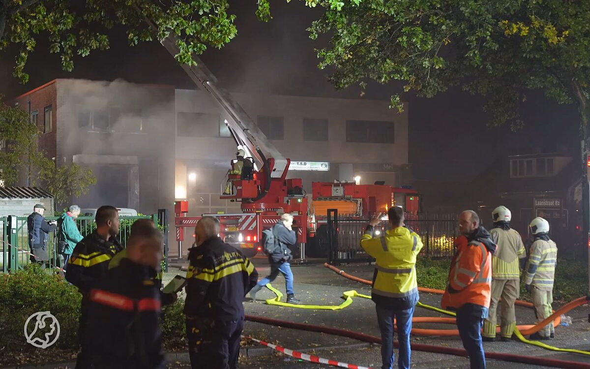 Video: Grote brand in Soest legt massagesalon in de as