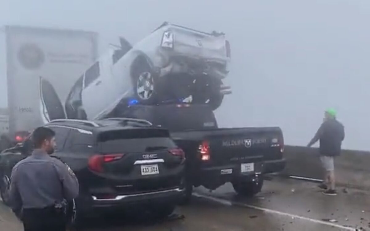 Beelden: Gigantische crash in VS door ‘supermist’: zeven doden en tientallen gewonden
