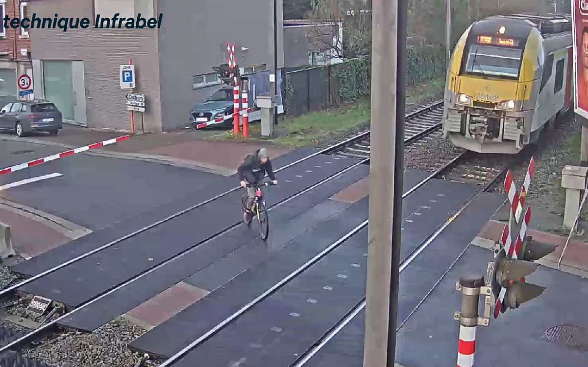 Bizarre beelden: 15-jarige ontsnapt nipt aan de dood, glipt langs dichte slagbomen