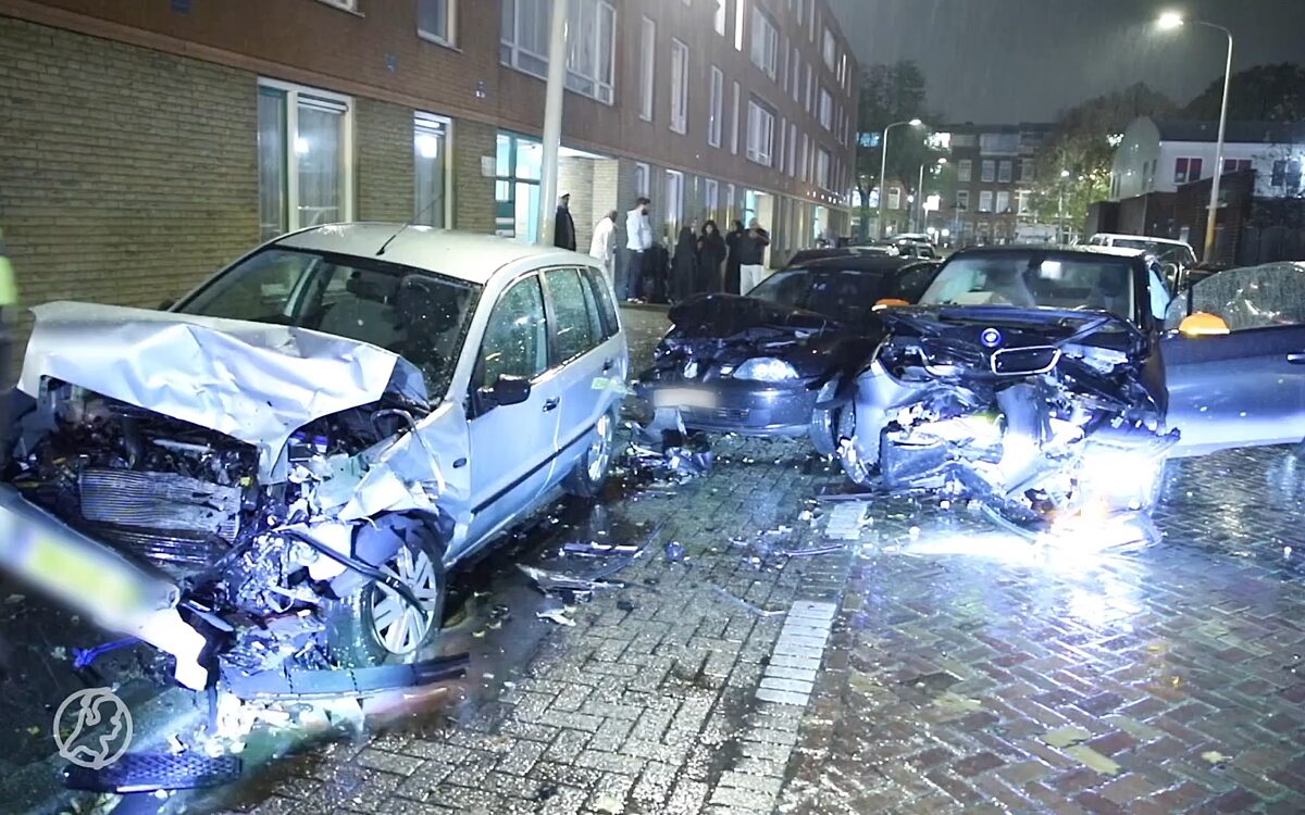 Ravage: Automobilist ramt geparkeerde auto’s tijdens vlucht voor politie